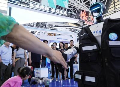 超吸睛！絲博會上智能機(jī)器人玩轉(zhuǎn)銷售新花樣